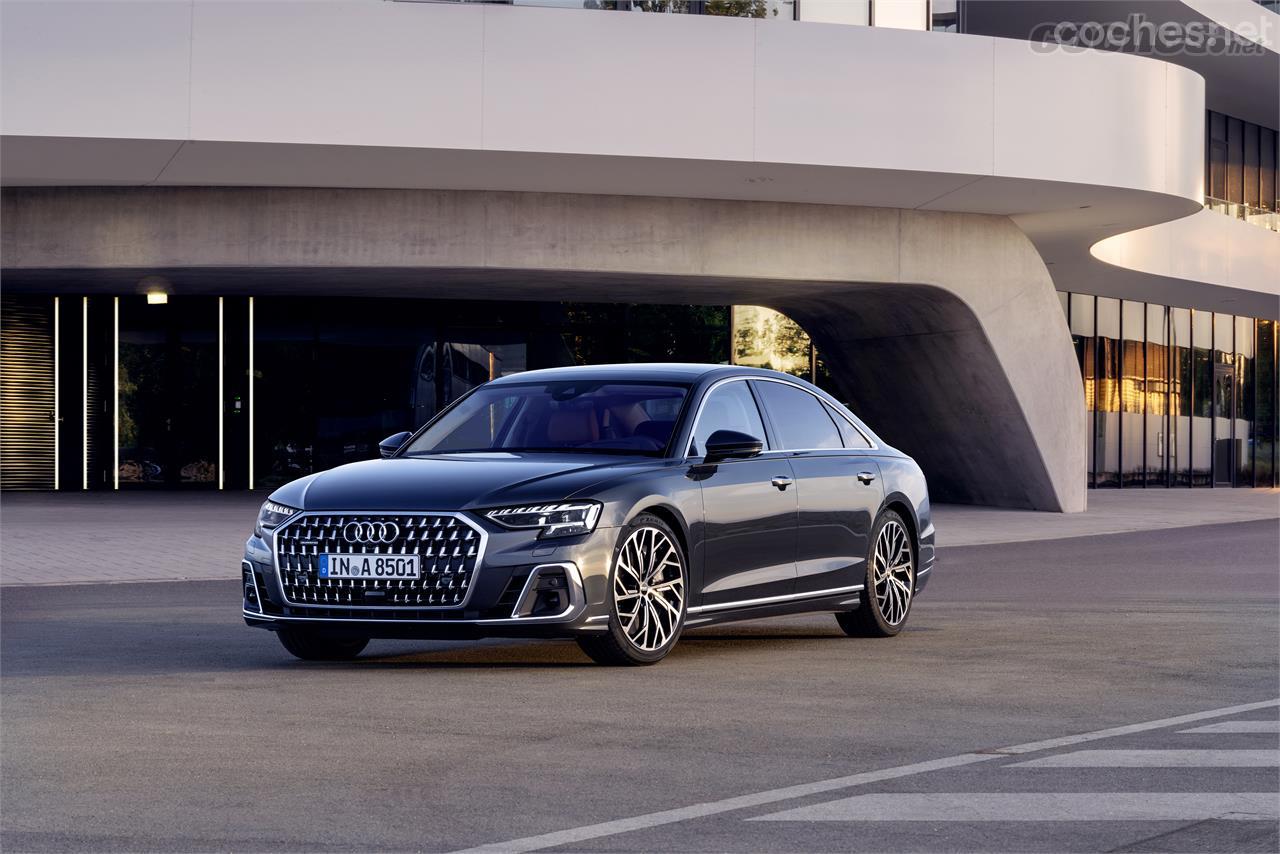 El restyling del Audi A8 se puede identificar por el nuevo diseño de la calandra así como por los grupos ópticos delanteros Digital Matrix LED.