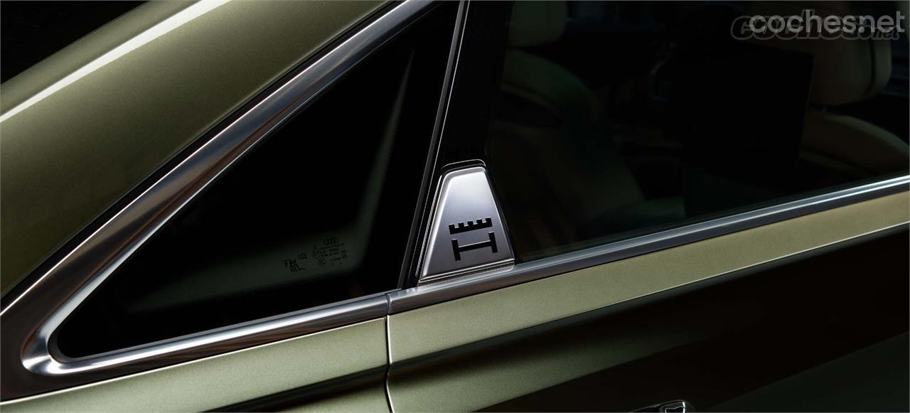 El logotipo de Horch en el pilar C del Audi A8 L Horch.