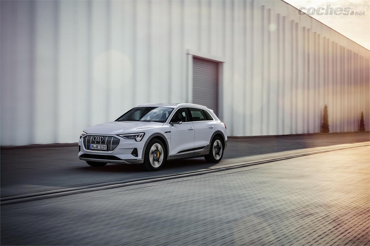 Audi lanza al mercado el e-tron 50 quattro, una variante con menos prestaciones, autonomía y coste de adquisición. 