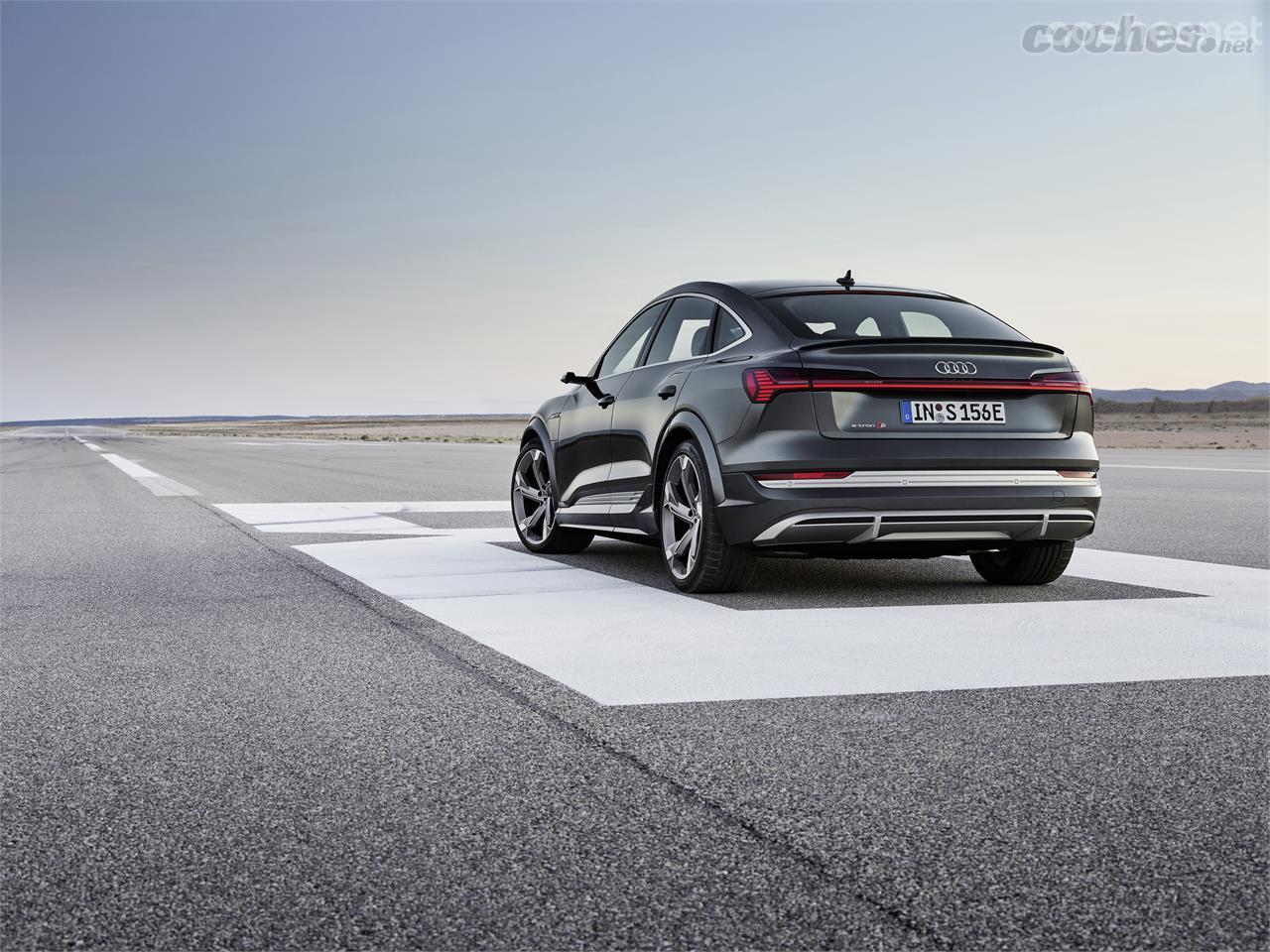 De diseño más deportivo y precio más elevado, el e-tron Sportback tiene la parte trasera claramente más inclinada.