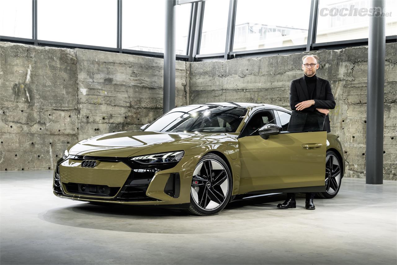 Mark Lichte, jefe de diseño de Audi, posa junto a su última obra. El próximo que veremos obra suya será un modelo eléctrico 100% compacto esta misma primavera.