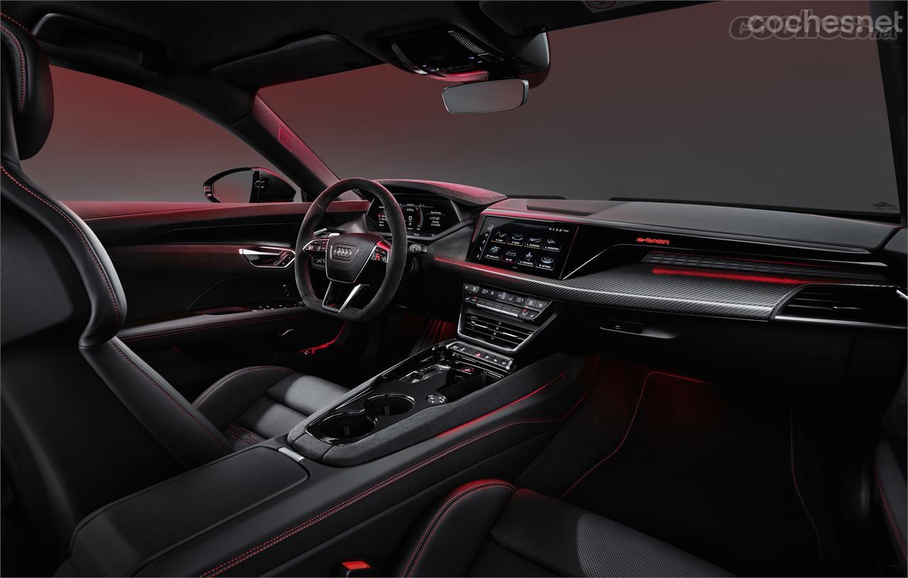 La iluminación ambiental en rojo y las inserciones de carbono dejan claro que este es el interior de un RS. En la galería encontraréis imágenes del habitáculo del e-Tron GT normal.