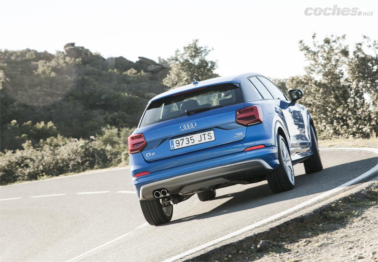 El comportamiento en carretera recuerda al de un Audi A3, con la excepción de una ligera tendencia al balanceo de la carrocería en las curvas, aunque mínima. 