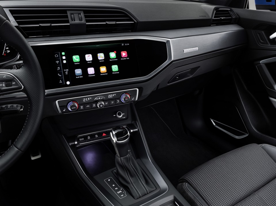 La nueva pantalla digital está integrada y ofrece los servicios habituales Audi Connect y conexión a Android Auto y Apple CarPlay, entre otros. 