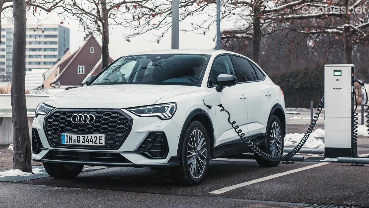 AUDI Q3 - Ambos ofrecen versiones híbridas enchufables con etiqueta Cero de la DGT como topes de gama. El Audi Q3 es más potente pero tiene menos autonomía en modo EV.