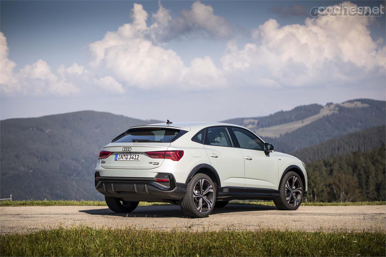 Las marcadas líneas de tensión en las puertas, sus musculosos pasos de rueda, y su techo más bajo, juntos dan la sensación que el coche es más ancho.