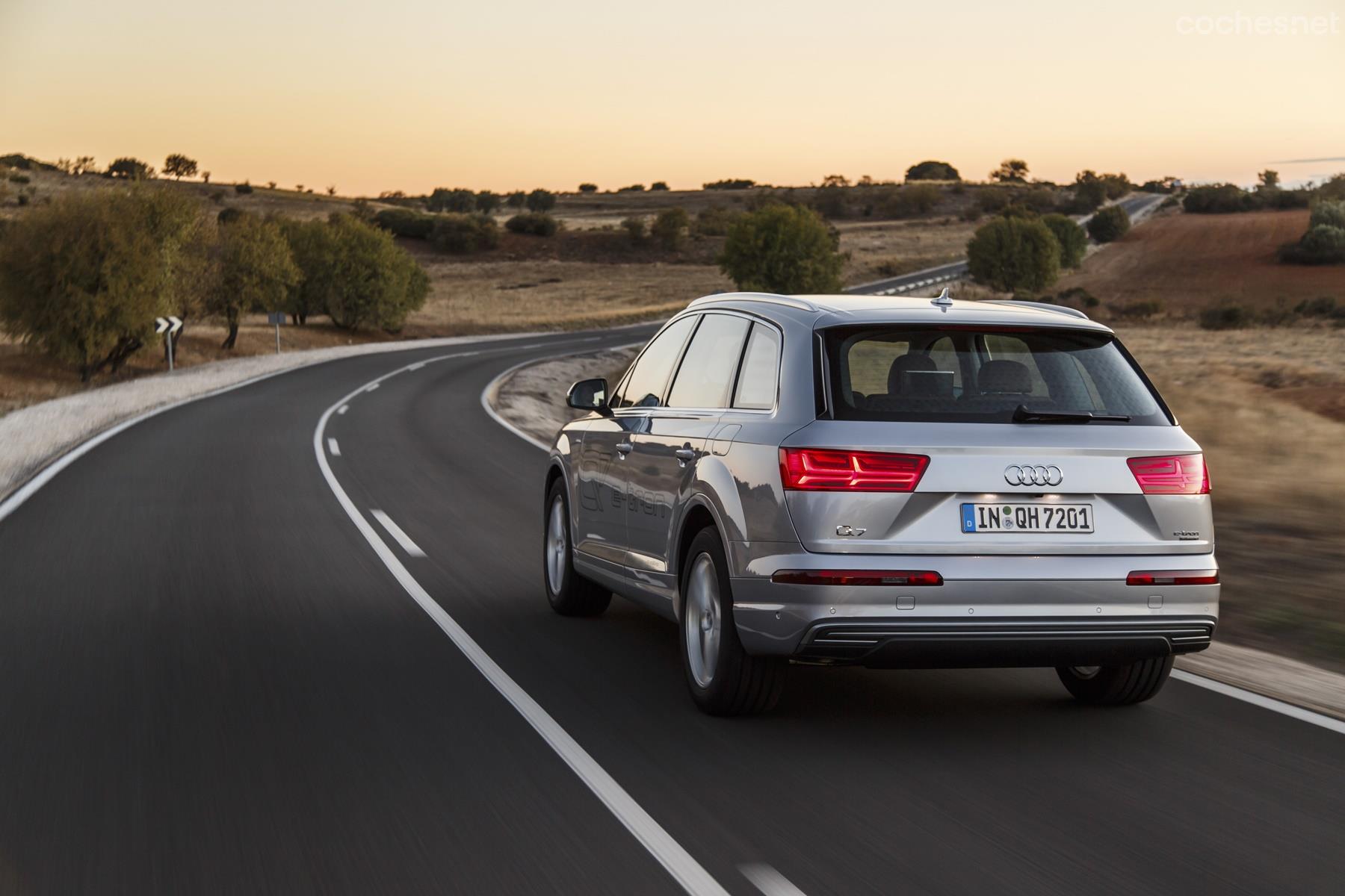 El propio vehículo es capaz de calcular la ruta más eficiente y elegir de forma automática que tipo de conducción usar en cada momento para ahorrar el máximo combustible posible.