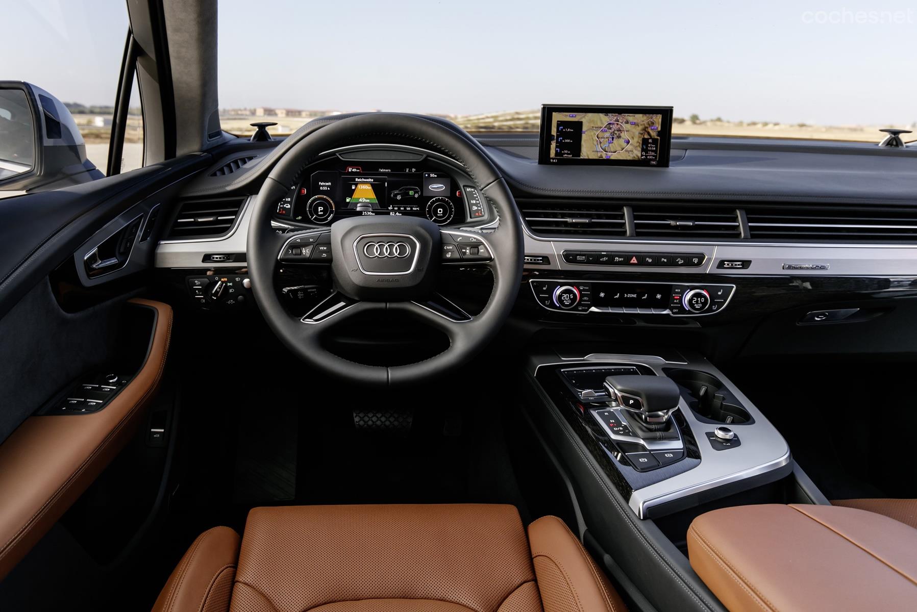 El interior mantiene la elegancia y la calidad percibida en toda la gama Q7. Apenas hay cambios respecto a las versiones estándar.