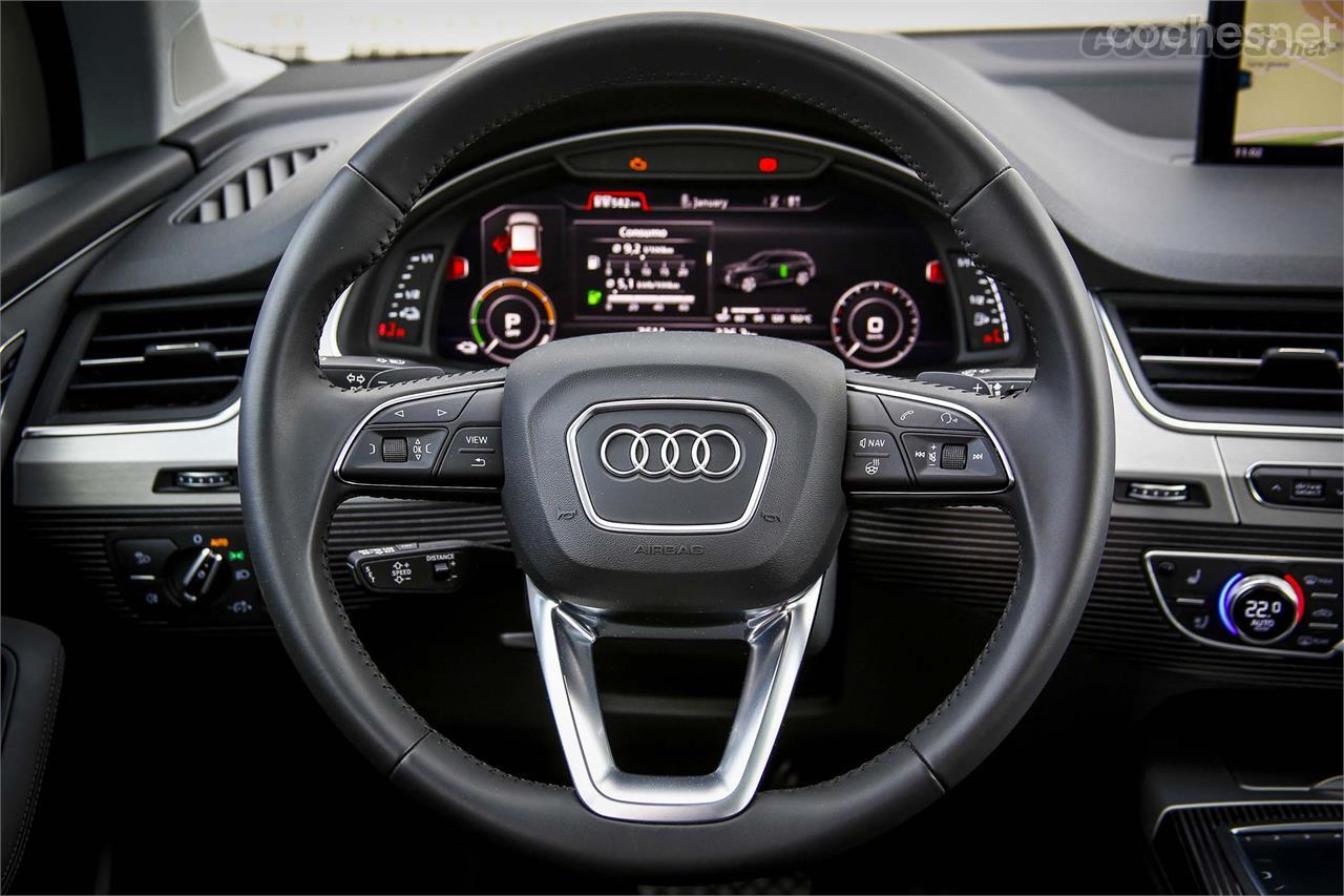 Combinando el control de crucero adaptativo y el active lane assist el Q7 adopta un modo de conducción casi semi-autónoma.