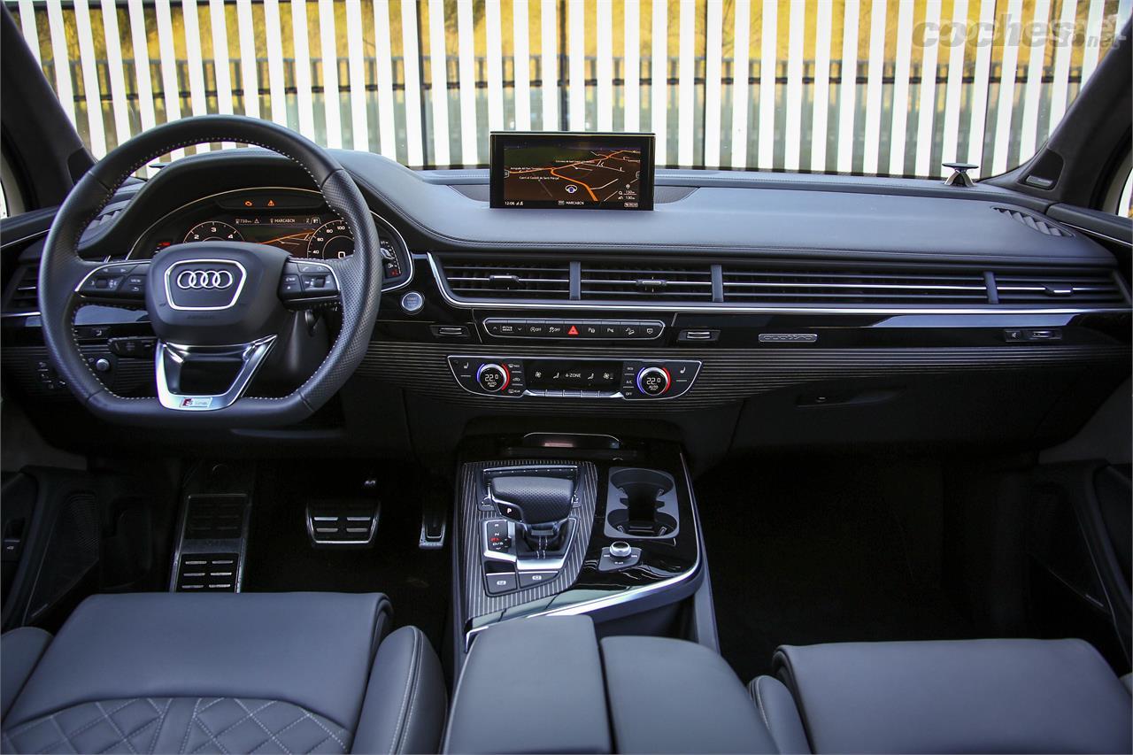 El interior del Q7 es muy clásico. Salpicadero de una pieza y muy horizontal. El nivel de acabado es muy bueno.