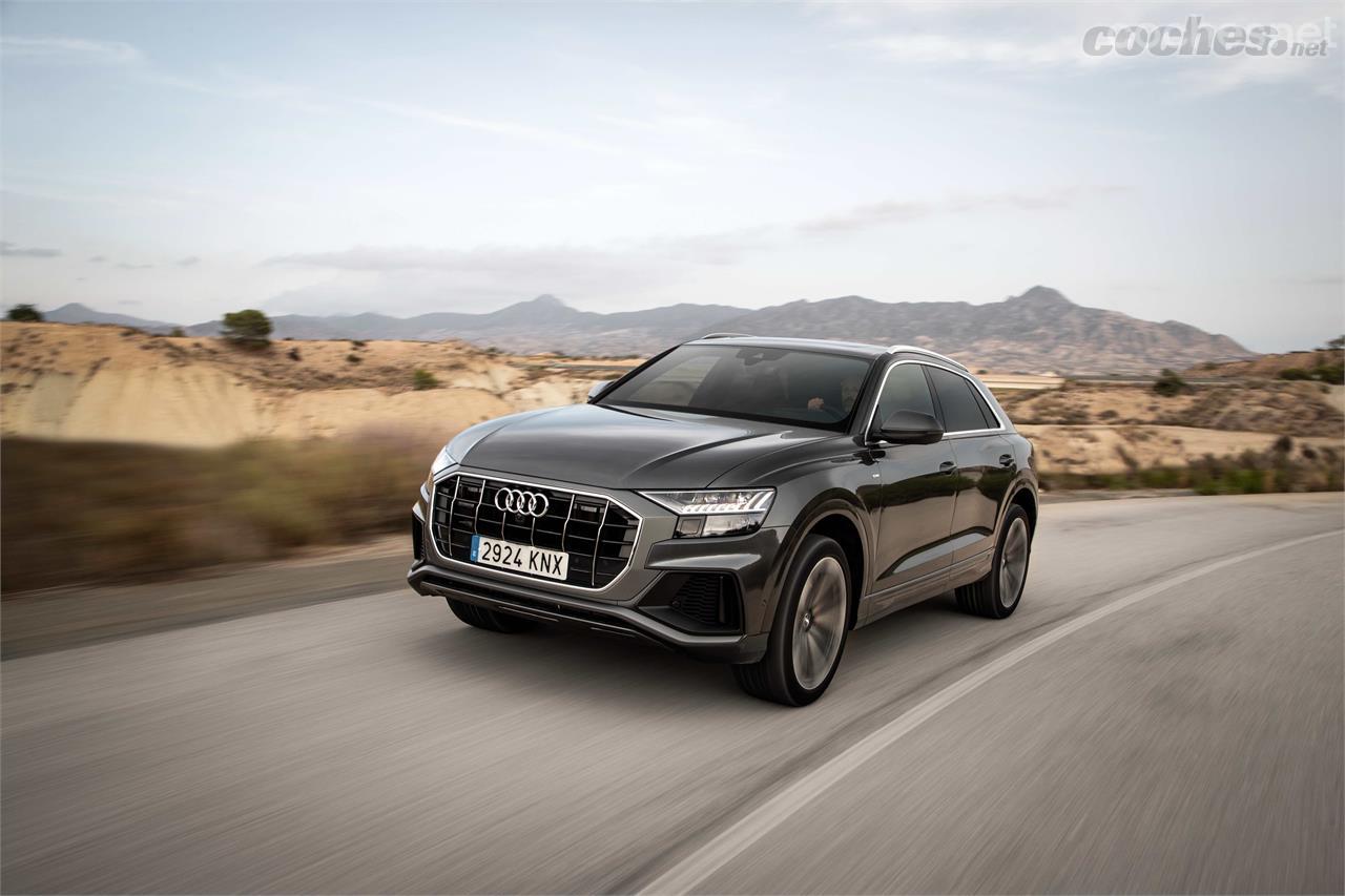 El comportamiento en carretera del Audi Q8 es muy confortable en vías rápidas y efectivo en carretera de montaña. La tecnología que incorpora disimula su tamaño y peso. 