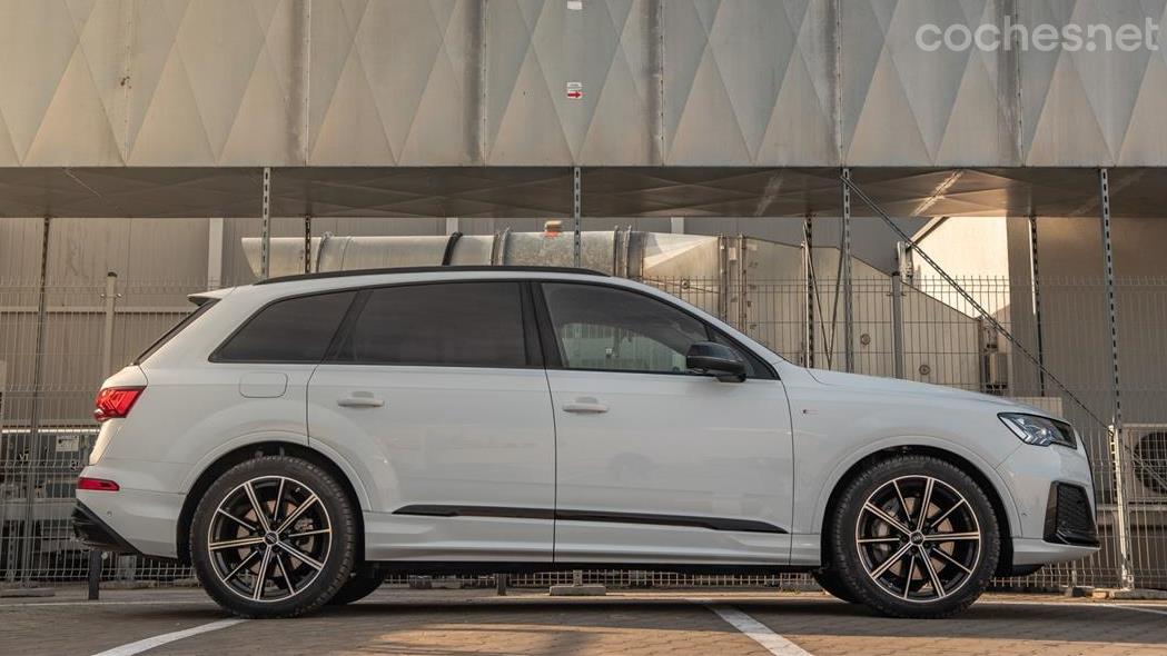 AUDI Q8 - Puestos a elegir, nos quedamos con el Audi Q7. Aunque no tenga un diseño tan chulo como el del Q8, es más amplio, puede tener hasta 7 plazas y es más barato (o menos caro).