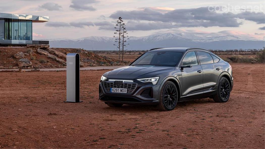 AUDI Q8 etron Sportback - El nuevo Audi Q8 e-tron Sportback se distingue del e-tron Sportback al que sustituye por una nueva calandra y nueva parte inferior de los parachoques delanteros y traseros.