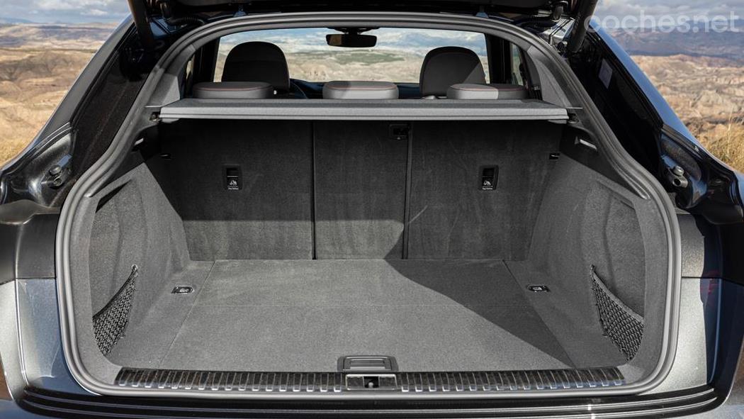 AUDI Q8 etron Sportback - La capacidad de carga del maletero del Q8 e-tron Sportback es de 528 litros.