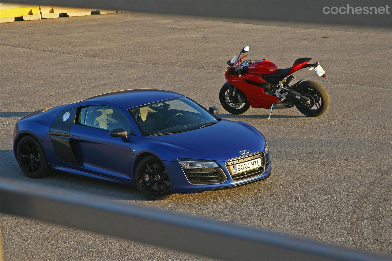 Audi R8 V10 plus y Ducati 899 Panigale son los modelos más deportivos de ambas marcas, no obstante la motocicleta es la de menor cilindrada de la familia Panigale.