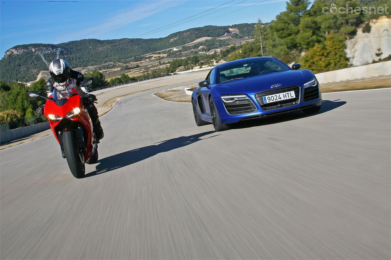 En la prueba de aceleración la Ducati 899 Panigale le arrancó literalmente las pegatinas al Audi R8 V10 plus. Ni con el launch control el alemán pudo acercarse a la italiana.