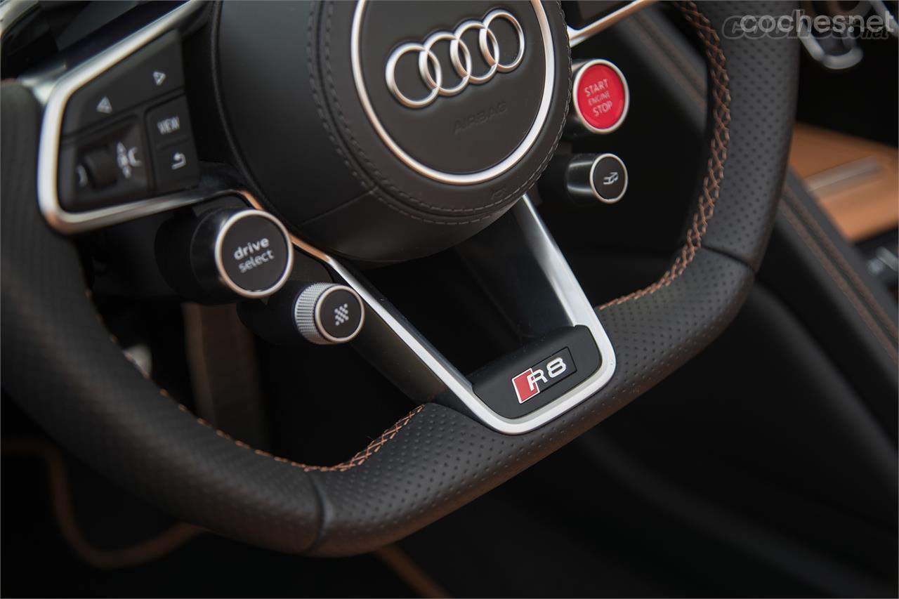 El nuevo volante añade los botones de arranque del motor, el Audi Drive Select, el selector del modo Performance y el botón para gestionar el sonido de escape.