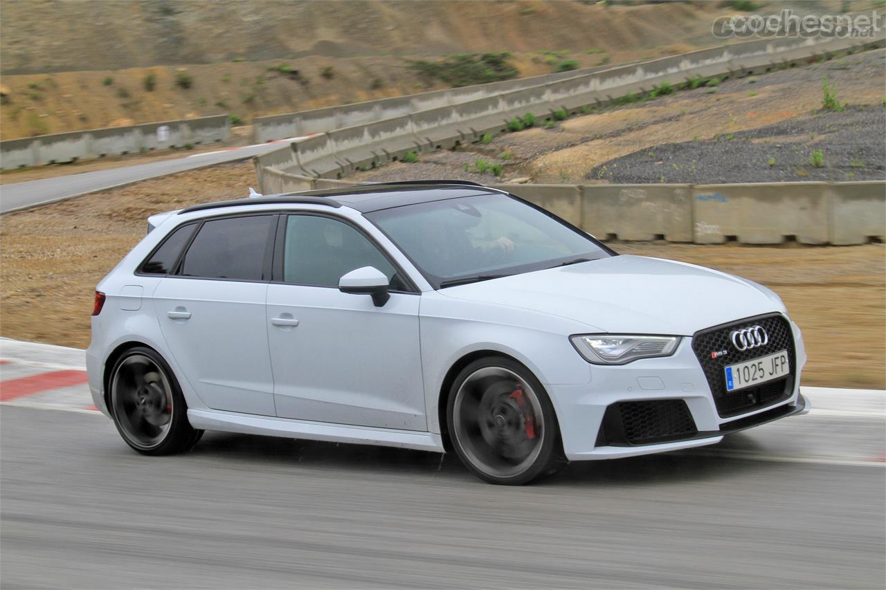 El Audi RS3 es el coche del grupo con un sonido más espectacular. Su característico petardeo en modo sport genera agradables sensaciones al volante.