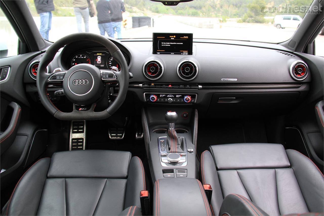 El Audi es la referencia del segmento en acabado interior, tanto por la calidad de los materiales como por percepción visual y táctil.