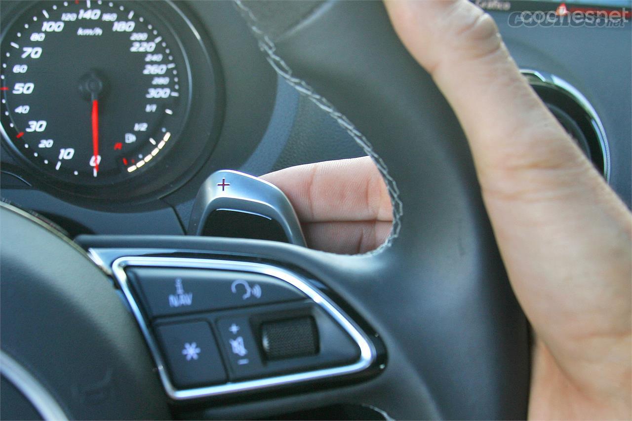 Las levas están fijas en el volante, así que acompañan el giro de éste. Son un poco pequeñas de tamaño pero presentan buen tacto.