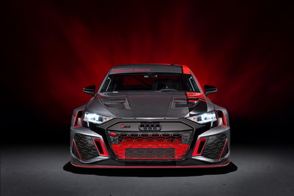 El Audi RS 3 LMS es la versión carreras-cliente del RS 3, preparada directamente para competir en la Copa del Mundo de Turismos de la FIA.