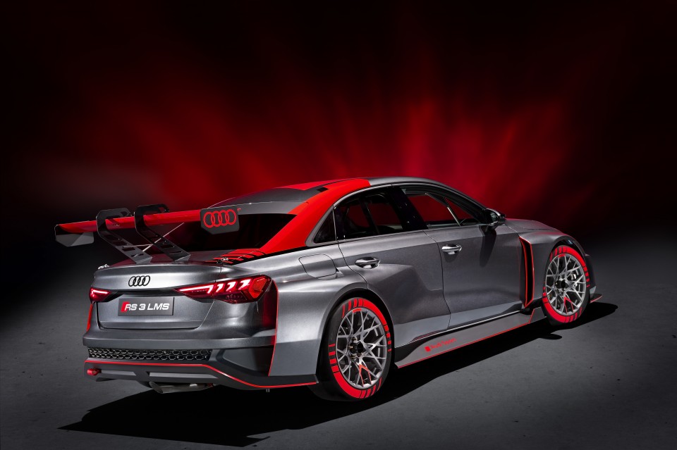 La espectacularidad estética del Audi RS 3 LMS indica claramente el trabajo realizado para hacerlo eficiente en pista. 