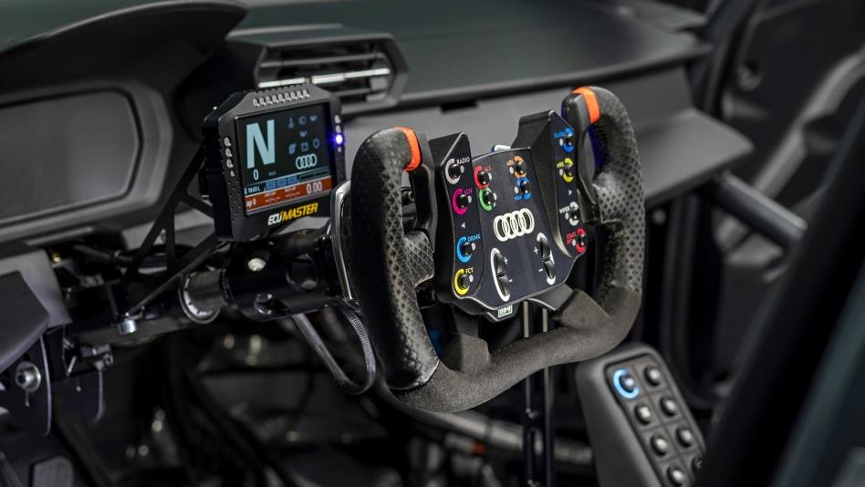 AUDI RS3 - El volante del Audi RS 3 LMS está abierto en su parte superior.