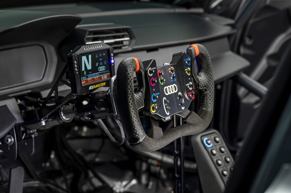 El volante del Audi RS 3 LMS está abierto en su parte superior. 