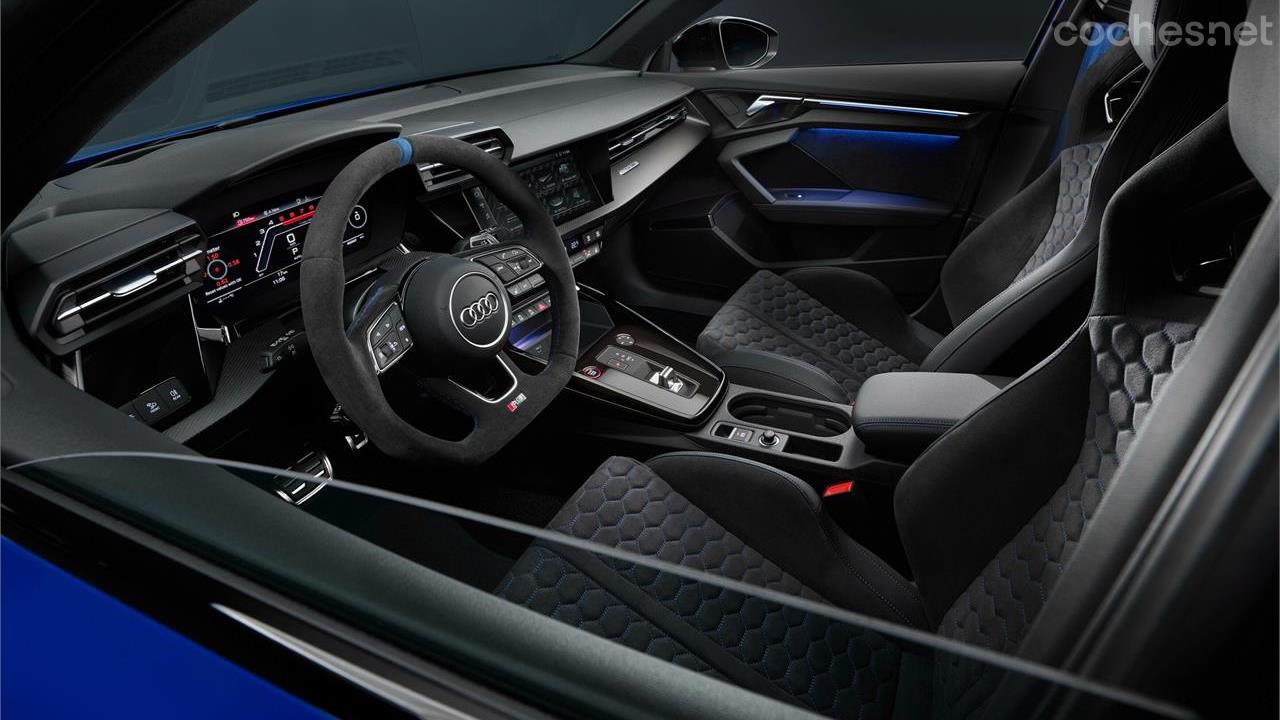 AUDI RS3 - Su equipamiento es particularmente abundante; incorpora unos exclusivos asientos deportivos de tipo bucket y luce numerosos detalles acentuados en color azul.