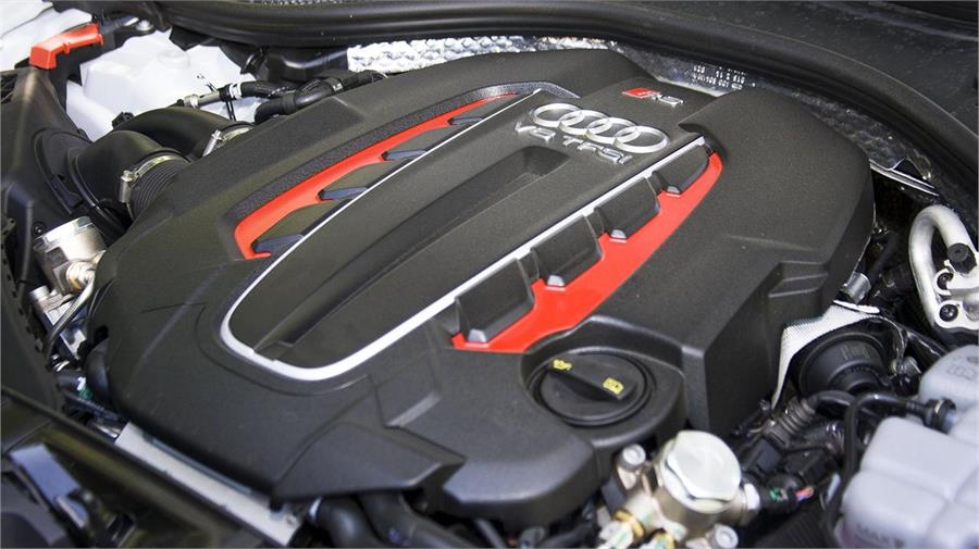 El nuevo V8 Biturbo de 4 litros rinde 50 Nm más de par y 20 CV menos de potencia que el V10 Biturbo de la anterior generación. 