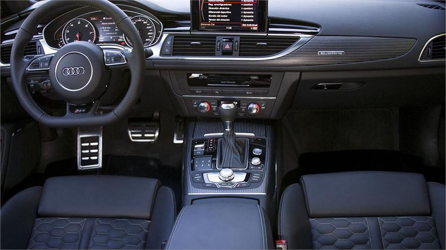 Con las inserciones en roble Beaufort de color negro (1.910 €) Audi ha logrado que un acabado de madera le siente bien a un deportivo.