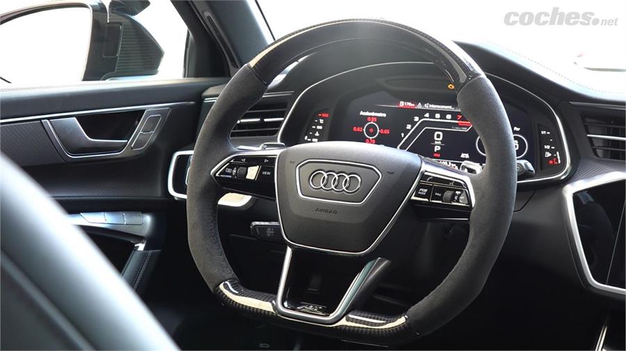 El carbono escogido para configurar el habitáculo es también de la calidad más alta. Muy superior al que ofrece Audi en opción.
