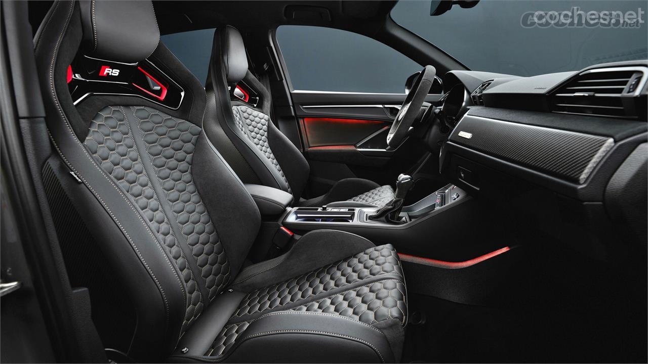 El sugerente interior del Audi RS Q3 10 years edition nos recibe con unos asientos envolventes fabricados en carbono y un volante en microfibra, al estilo de la competición.