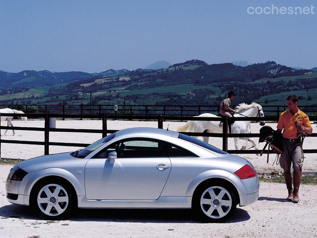 El modelo de calle del Audi TT Typ 8N (1998-2003), presentaba a diferencia del concept de 1995 una diminuta ventanilla trasera en los laterales de la carrocería.