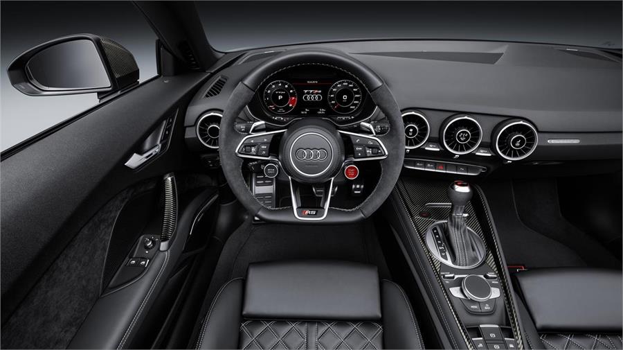Hereda el mismo volante que el del Audi R8, con los botones para arranque del motor y el selector Audi Drive Select.