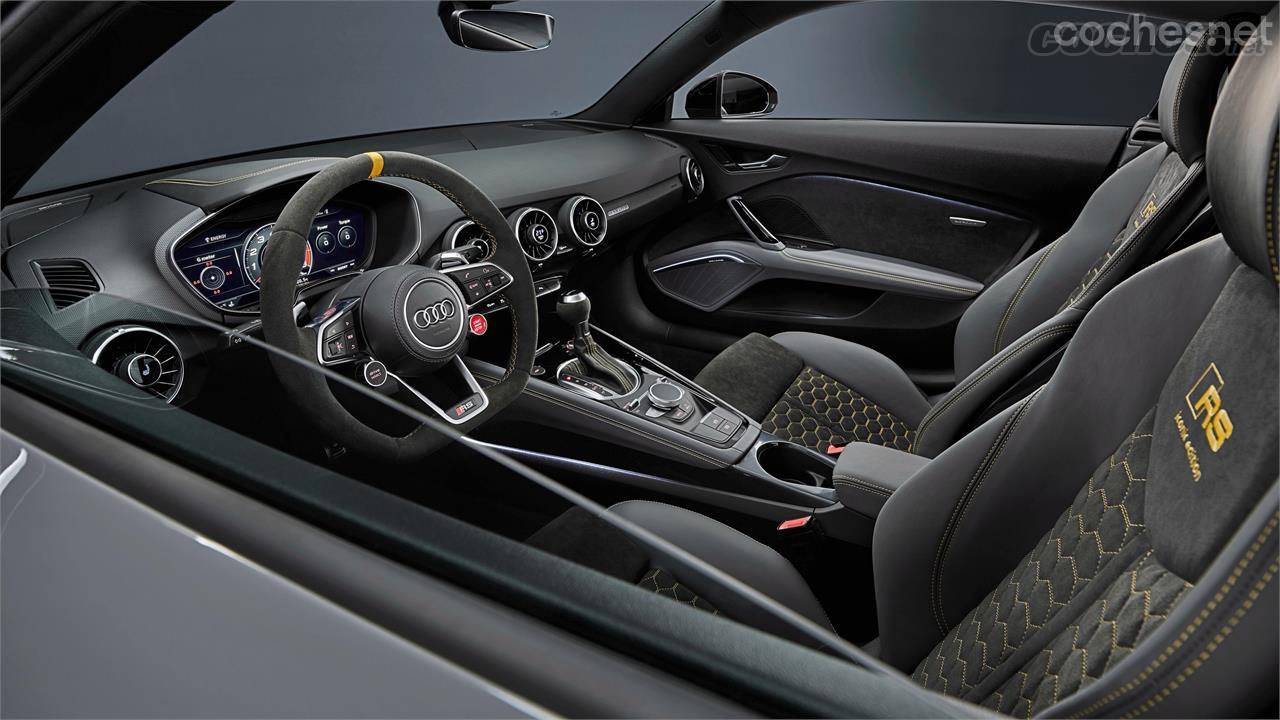 AUDI TT RS - El habitáculo del Audi TT RS Coupe´ iconic edition está revestido en materiales de alta calidad: Alcantara y cuero Nappa. Es lo que se espera, considerando el precio del vehículo.