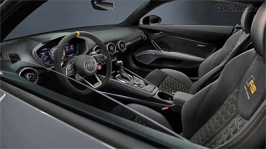 El habitáculo del Audi TT RS Coupe´ iconic edition está revestido en materiales de alta calidad: Alcantara y cuero Nappa. Es lo que se espera, considerando el precio del vehículo.