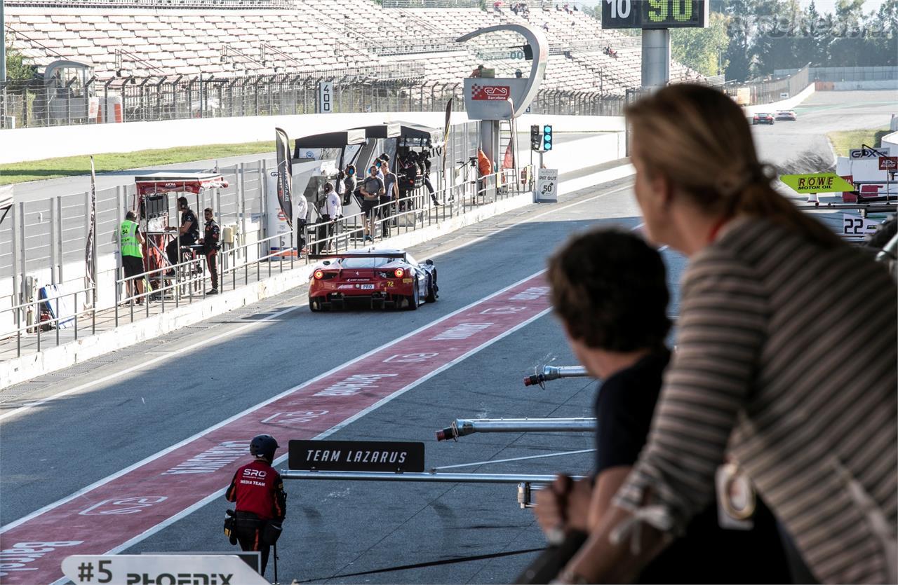 Desde el balcón del "pis box" de Bentley podía seguirse la carrera justo encima de boxes. En la imágen el Ferrari 72 de Miguel Molina saliendo después de un pinchazo.