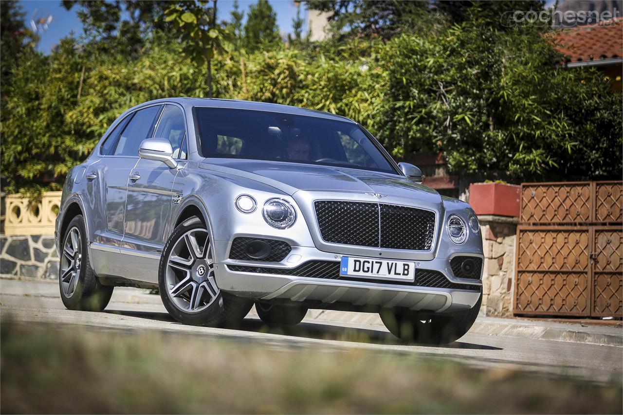 El frontal del Bentayga mantiene el corte de familia con una gran parrilla de rejilla negra con contorno plateado y las ópticas redondas de luces Led.