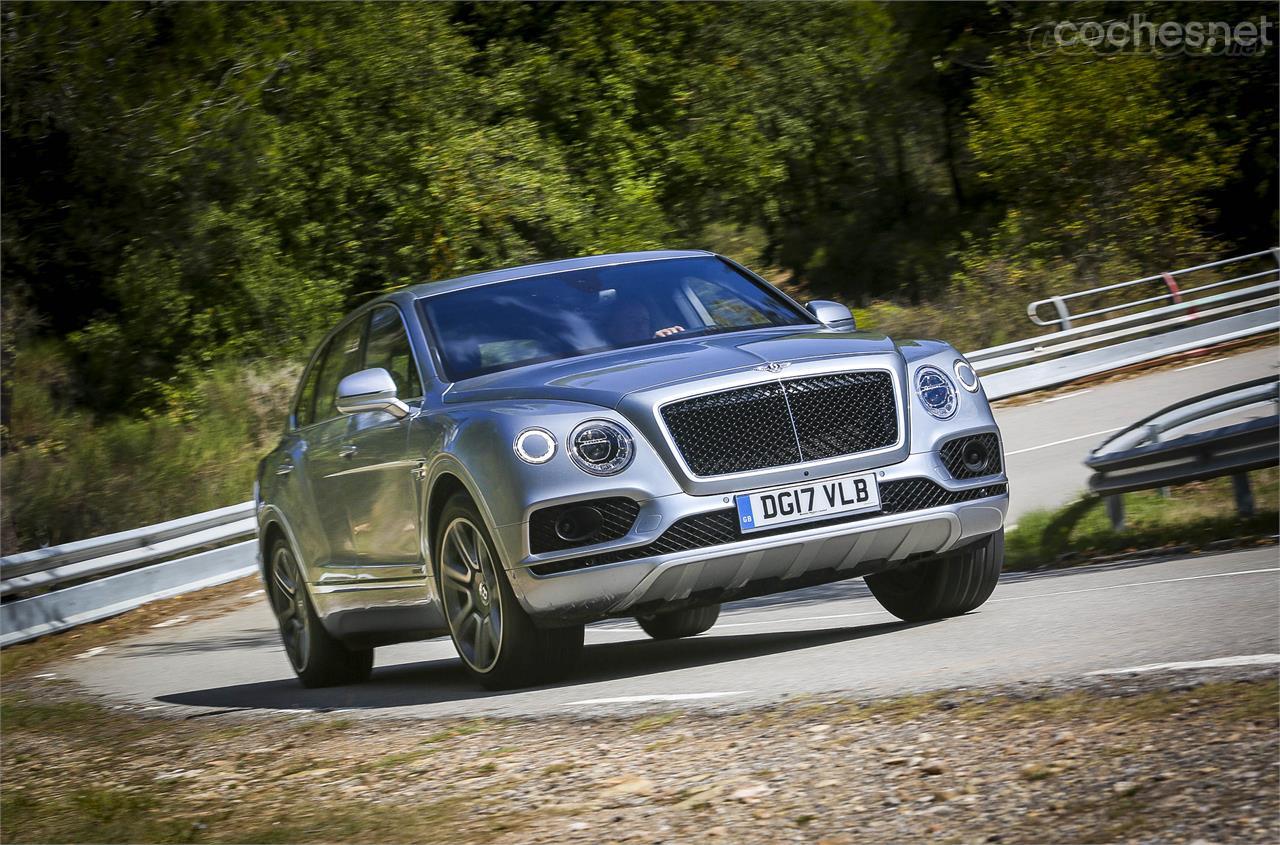 Está claro que no es un coche deportivo, pero con el modo Sport conectado y el trabajo del sistema Bentley Dynamic Ride, su comportamiento en zonas viradas es más que bueno.