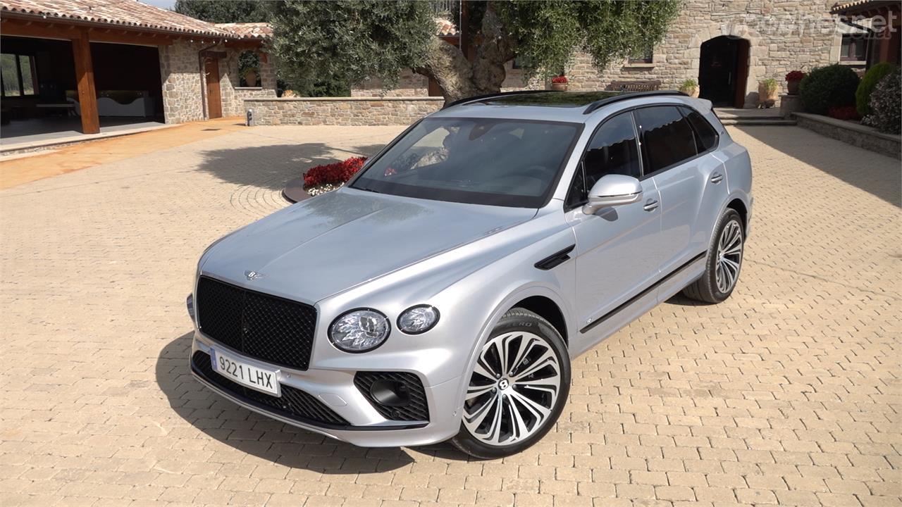 El precio base en España del Bentley Bentayga V8 es de 219.000 euros. Pero una vez sumamos los extras de esta unidad se dispara hasta los 289.004 euros.