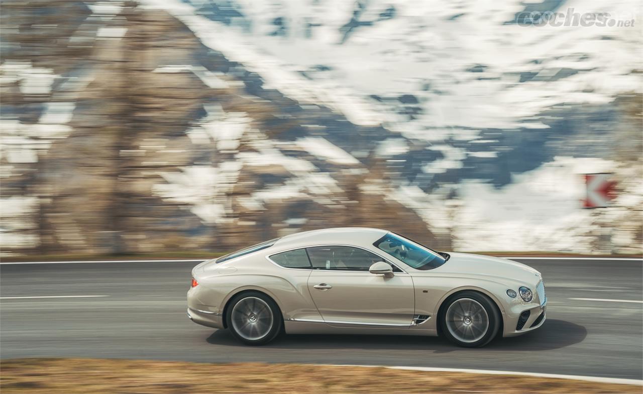 El aumento de la distancia entre ejes ha permitido a la marca ofrecer más espacio en los asientos traseros configurando el Continental GT como un auténtico 4 plazas.