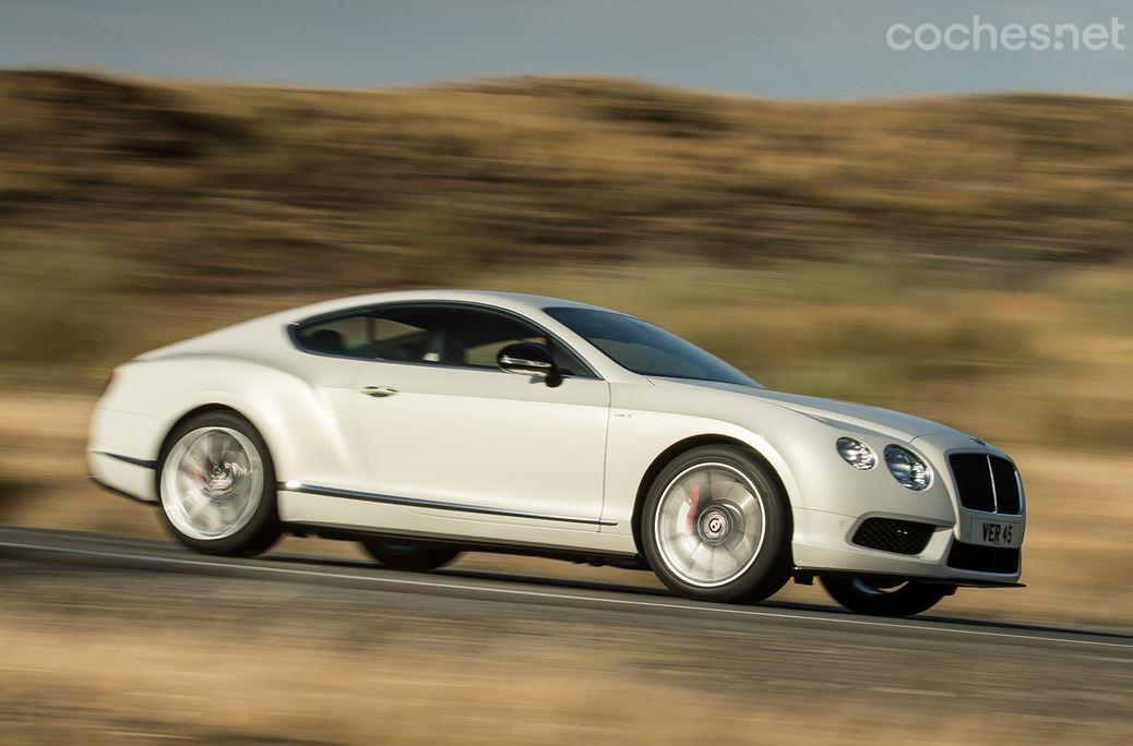 Llantas, elementos aerodinámicos, parrilla en negro y la S distinguen al nuevo Continental GT.