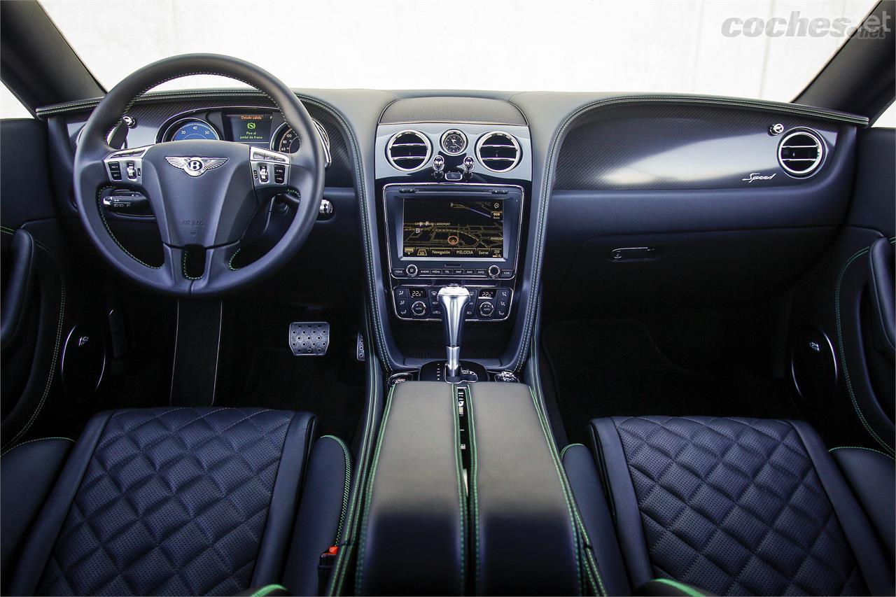 Cuando te sientas en el Continental GT Speed te das cuenta de que estás a punto de conducir un coche “diferente”. El tacto de todos sus elementos es exquisito, incluyendo el del volante cosido a mano.