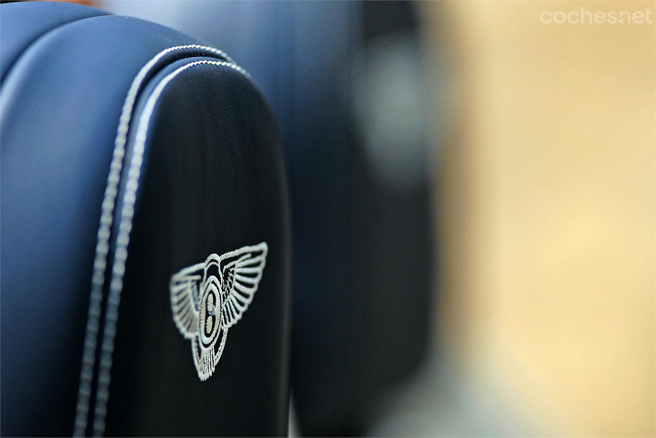 El logo de Bentley está bordado en los cabezales. La atención al detalle puede ser muy elevada en este coche. 