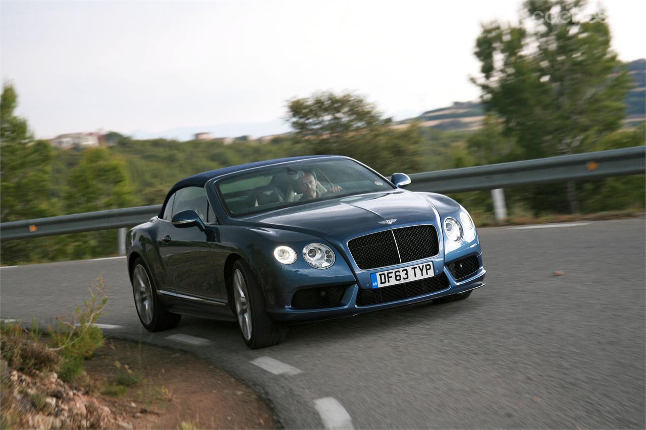 Esta versión potenciada del Continental GTC tiene un carácter bastante deportivo en carretera. El peso es uno de sus hándicaps, aunque se nota menos de lo esperado en marcha. 