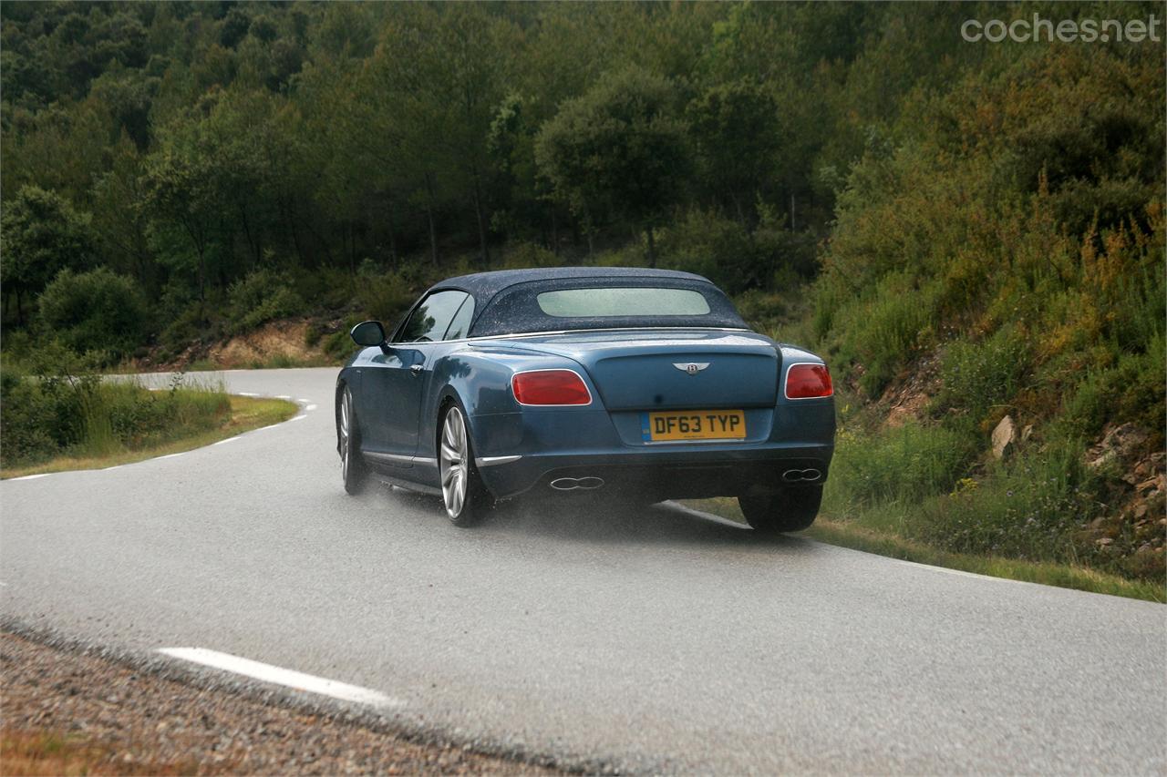 En carreteras mojadas la tracción integral permite que el coche siga tomando la curva sobre raíles y haga gala de una motricidad extraordinaria. 