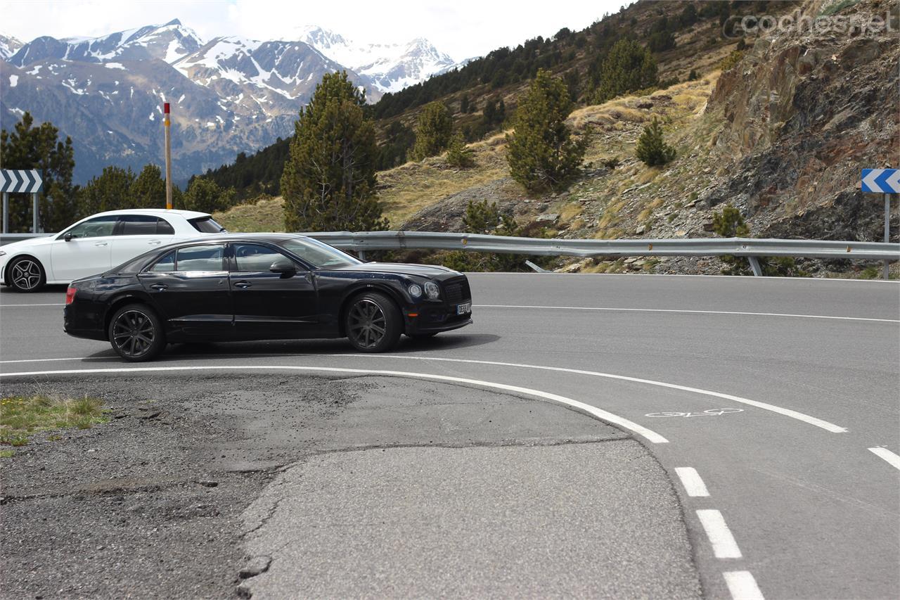 El Bentley Flying Spur estará disponible en versiones V8 y W12 Biturbo, así como una híbrida enchufable. Comparte plataforma y mucho más con el Porsche Panamera.