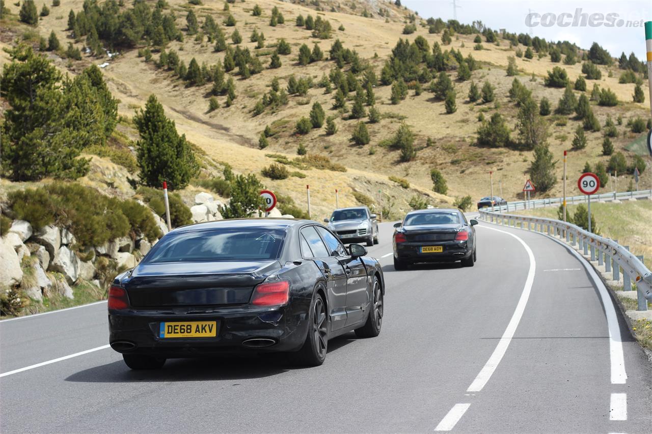 @gomarvel cazó nada menos que tres Bentley Flyin Spur en comitiva subiendo por el Puerto de Envalira en Andorra. 