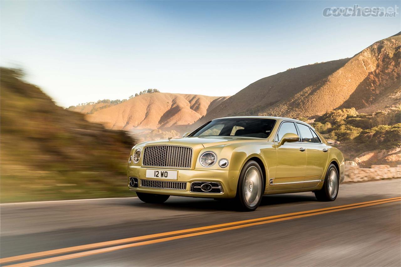 El Bentley Mulsanne Speed 2016 está animado por un motor V8 biturbo de 537 CV y 1.100 Nm. Acelera de 0 a 100 km/h en 4,9 segundos y alcanza los 305 km/h.